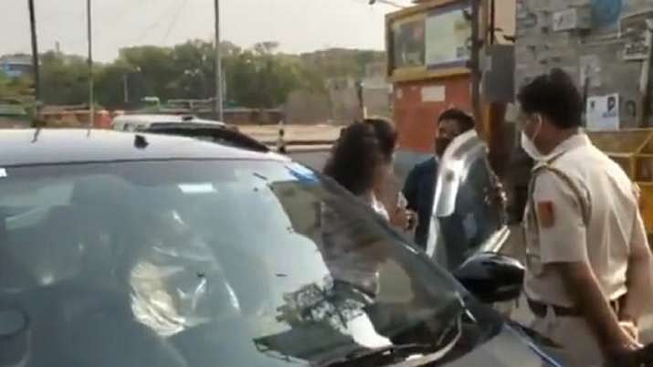 'I Will Kiss My Husband'; Couple Without Masks Misbehaves With Police In Delhi