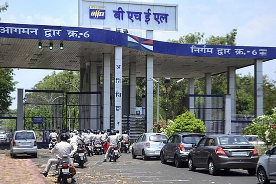 Madhya Pradesh: People Line Up Outside BHEL To Get Oxygen Cylinders Refilled
