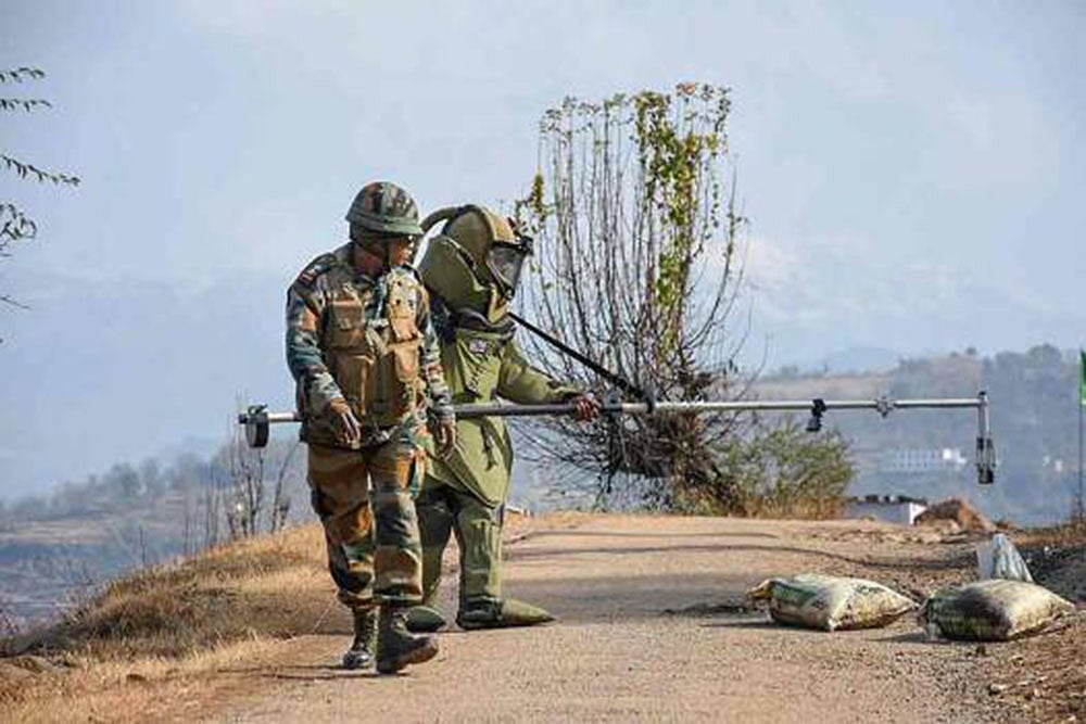 Authorities alerted the police following which a Bomb Detection and Disposal Squad (BDDS) squad reached the secretariat and conducted a search, but did not find anything