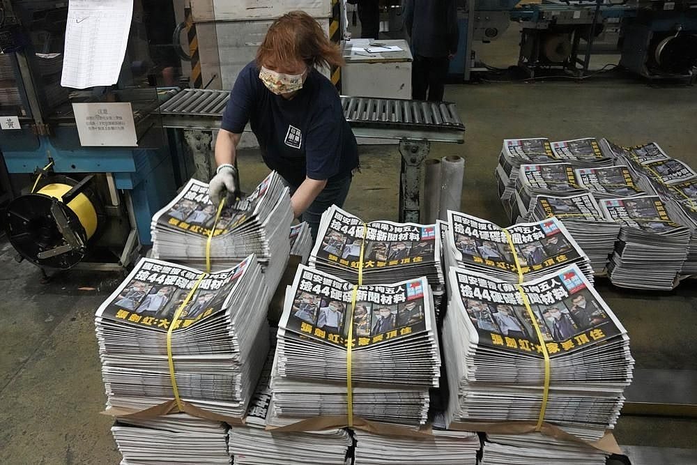 Hong Kong’s Sole Pro-Democracy Newspaper ‘Apple Daily’ To Shut