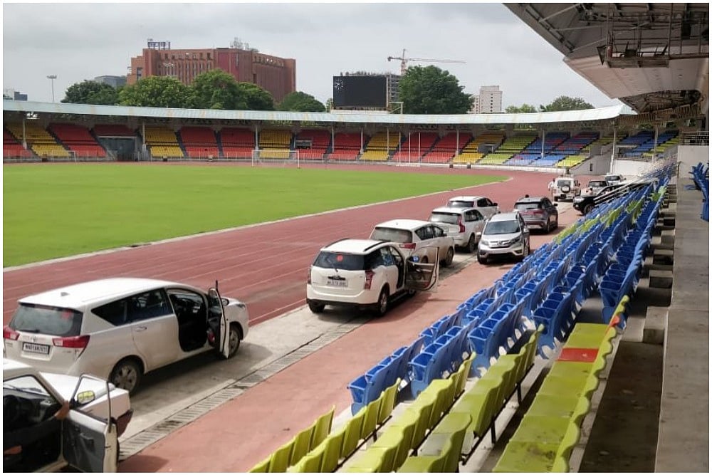 Sharad Pawar and Other Maharashtra Ministers Turn Athletic Track Into VVIP Car Park, Rijiju Calls It 'Disrespect'