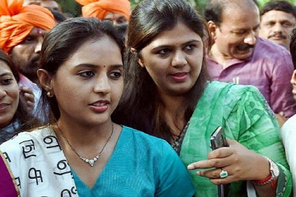  Pritam Munde (L) and her sister Pankaja Munde (R)