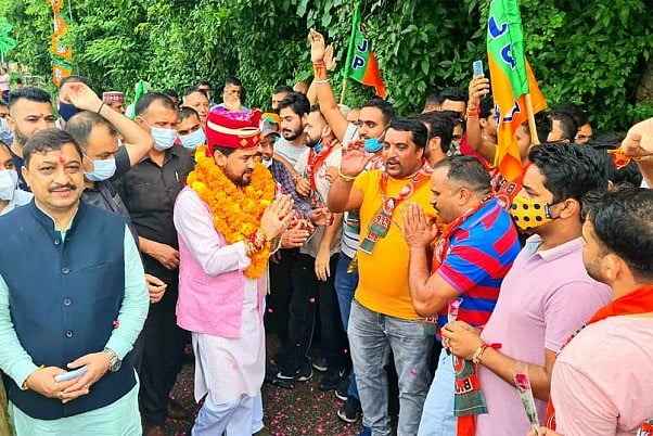Union minister for Information and Broadcasting Anurag Thakur getting massive response to his Jan ashirwad yatra in Himachal. He reaches Hamirpur, his constituency.