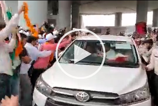 Neeraj Chopra And Co Get Grand Welcome As Indian Contingent Returns From Tokyo Olympics - VIDEO