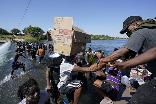 US Repatriates Hundreds Of Refugees Fleeing Cuba, Haiti By Sea