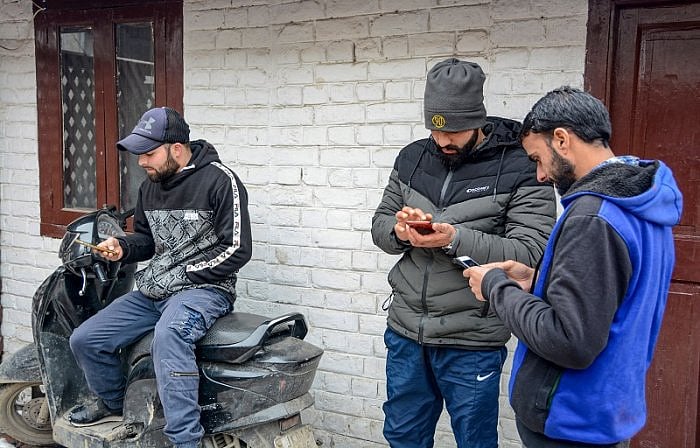 Kashmir Likely To Get Back Mobile Telephony Services, Fixed Line Internet On Friday night