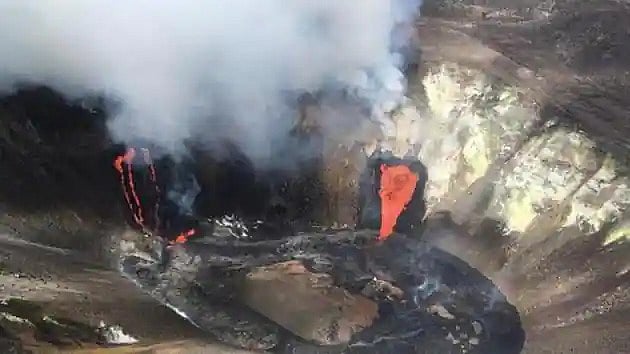 Hawaii's Kilauea Volcano Erupts, Lava Fountains Form In Park