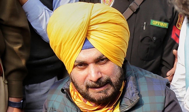 Navjot Sidhu promises Rs 2,000 for women homemakers, 8 LPG cylinders