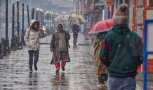 Kashmir receives fresh spell of snowfall, flight services hit