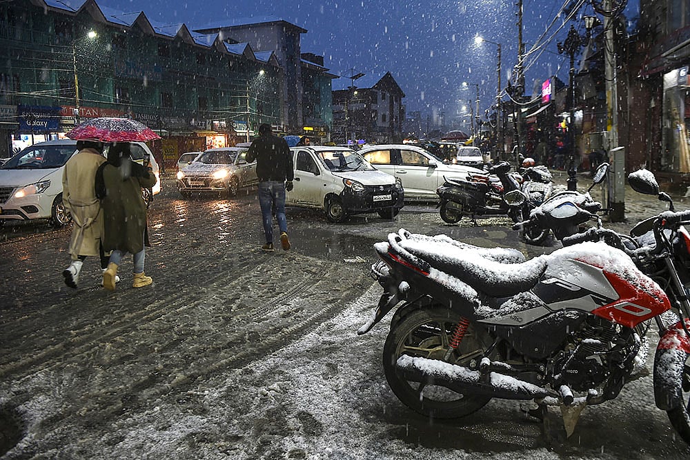 Snowfall Hits Traffic At Kashmir Airport, At Least 10 Flights Cancelled, Several Delayed