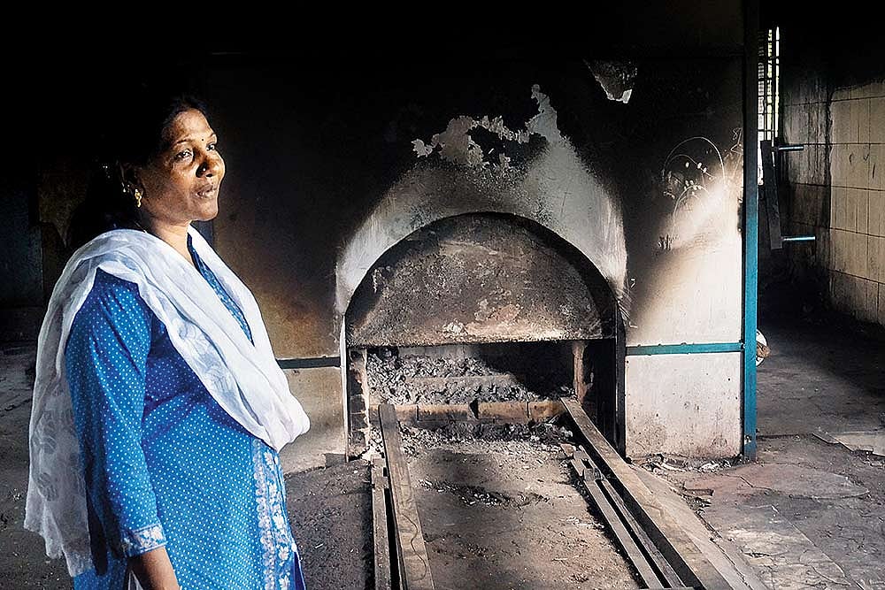 24 Hours In Life Of Esther Shanthi | Taming Goons And Living In Chambers Of Death