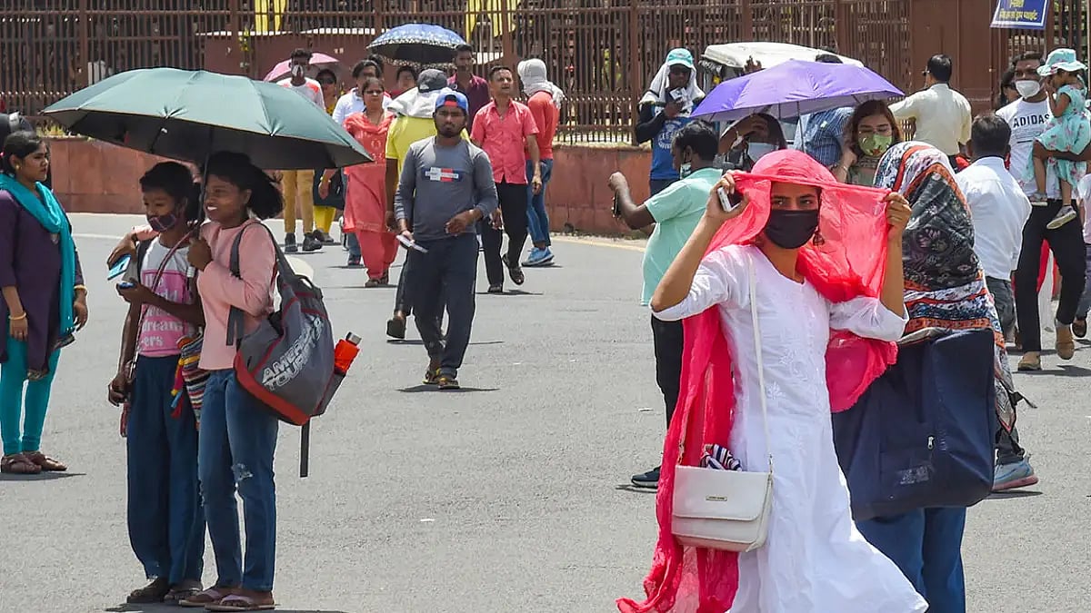 Sweltering Heatwave Continues In Delhi, Mercury Likely To Reach 44 Degree Celsius