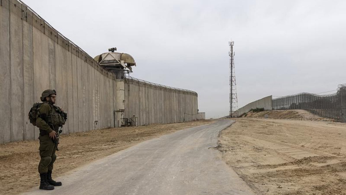 Israeli soldier on guard along Israel-Gaza border.(File photo)