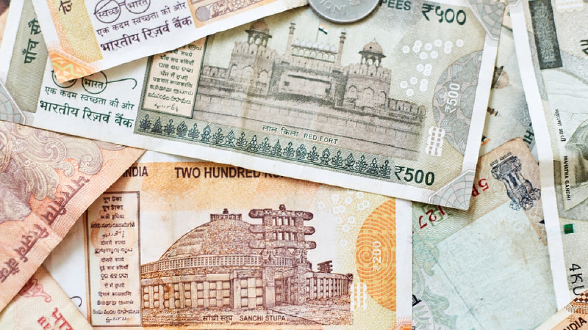 I-T Department Recovers Rs 3-Crore Cash From Premises Linked To Retd. IPS Officer In Noida