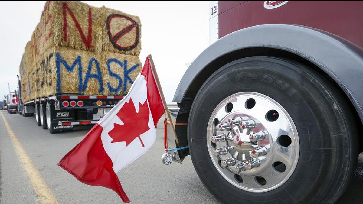 A truck drivers' convoy blocks a US crossing in Canada