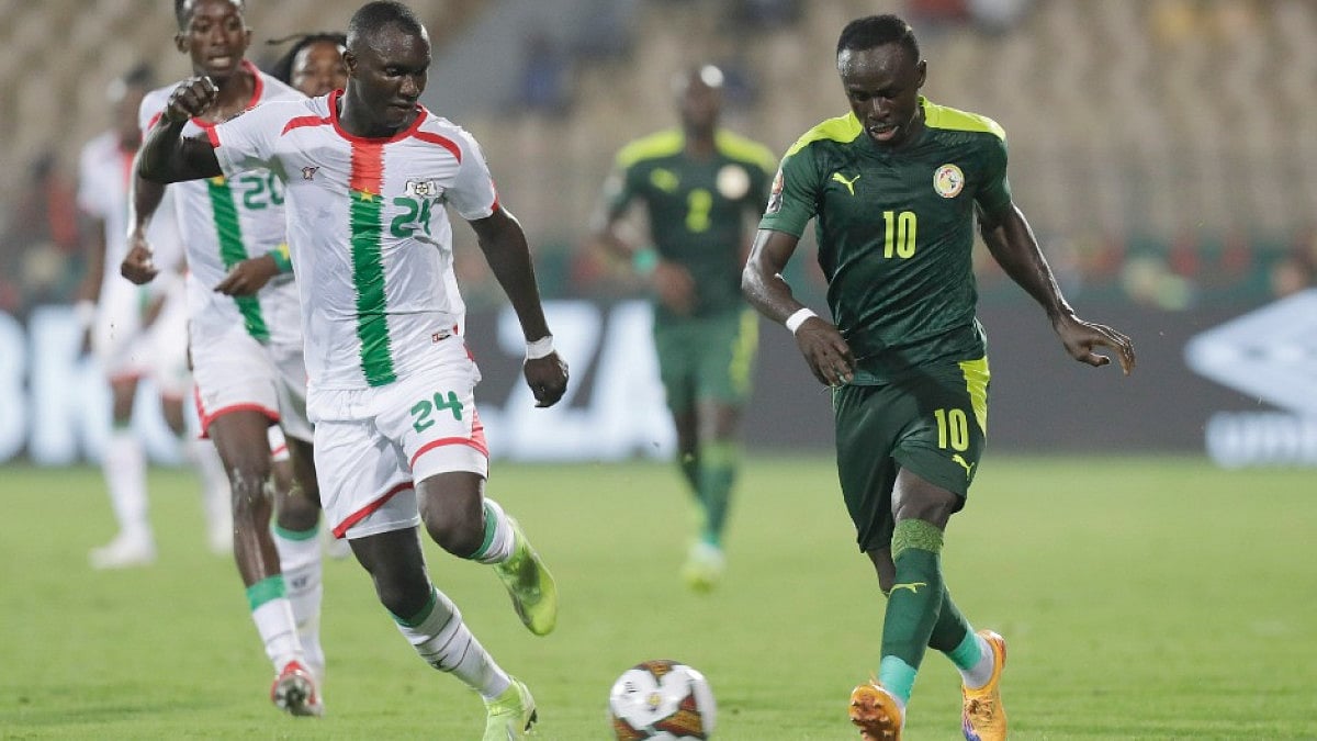Senegal's Sadio Mane (R) vies for the ball with Burkina Faso's Adama Guira in AFCON 2021.