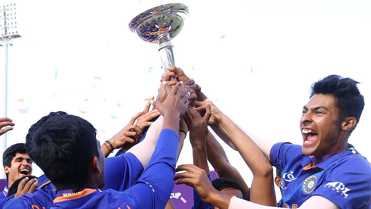 Indian players lift the ICC U-19 World Cup trophy after beating England in the 2022 final.