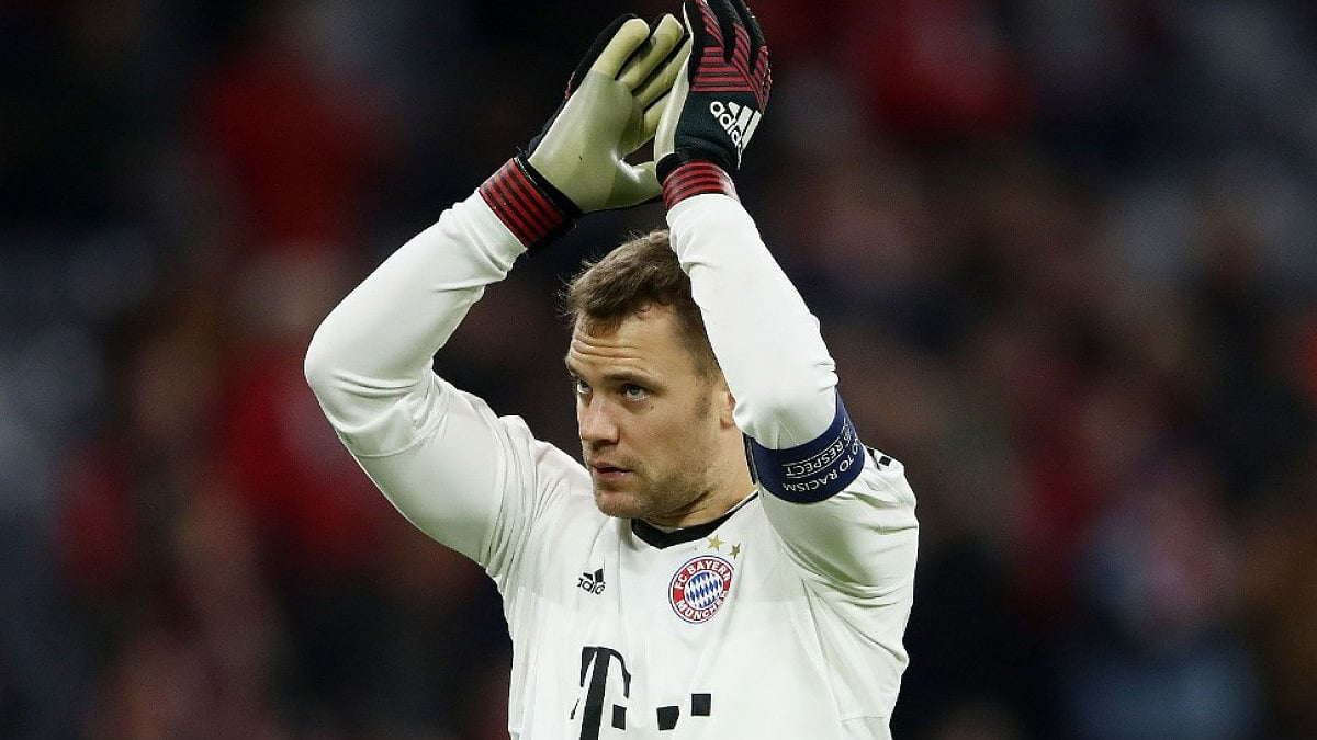 Manuel Neuer is tied former Bayern Munich goalie Oliver Kahn for a Bundesliga record of 310 wins.