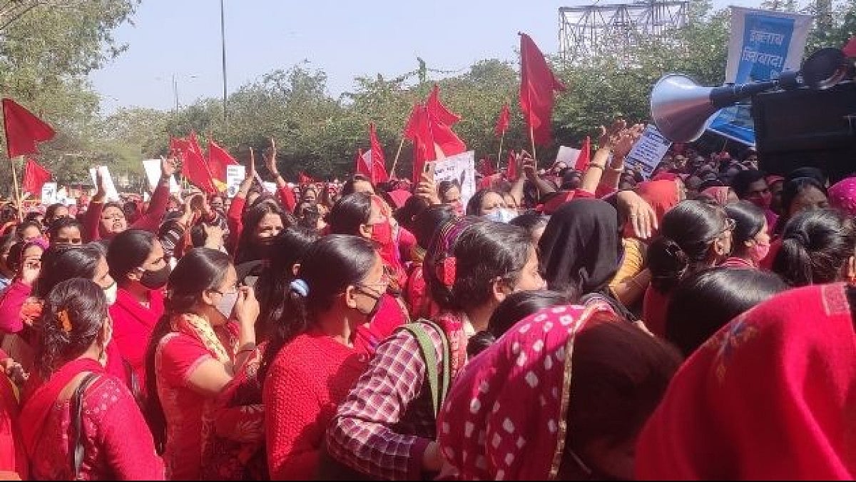 Anganwadi workers protesting against their low income in Civil Lines, Delhi.