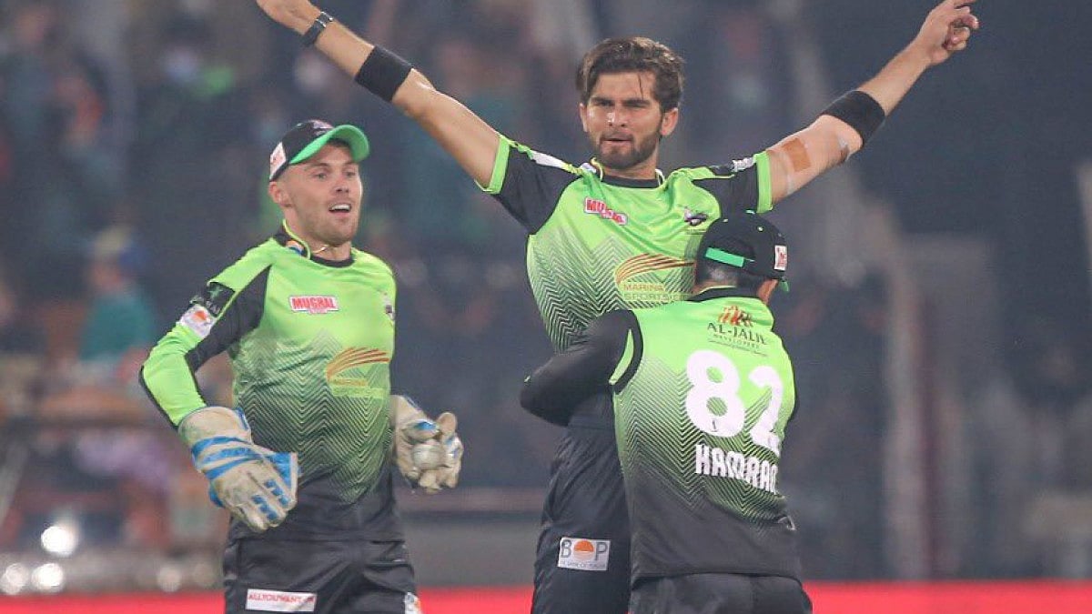 Shaheen Afridi (centre) returned figures of 2/27 against Quetta Gladiators in PSL 2022 on Sunday.