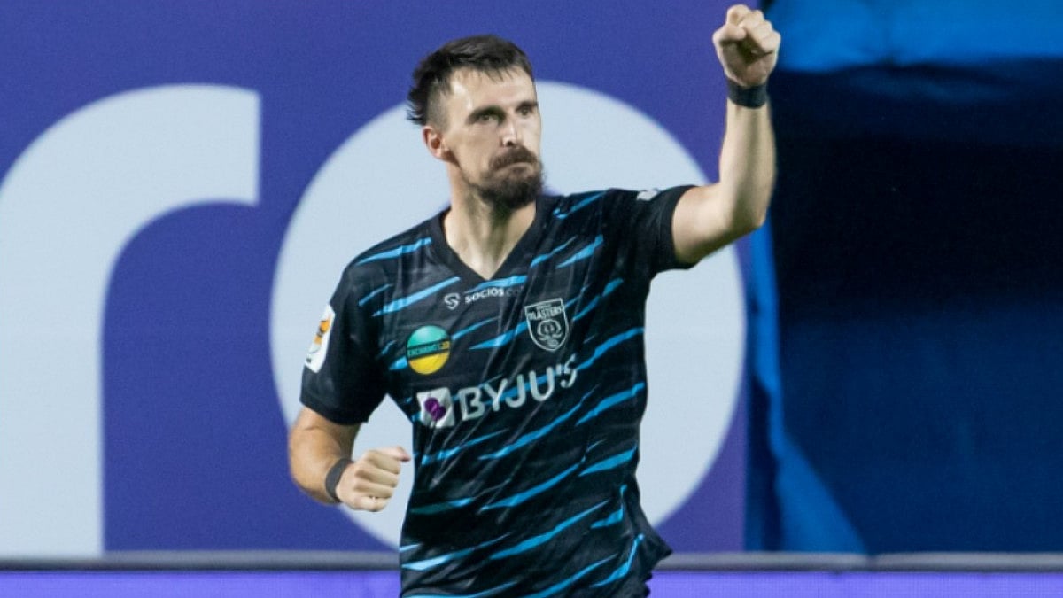 Kerala Blasters' Enes Sipovic celebrates after scoring against East Bengal in ISL 2021-22. 