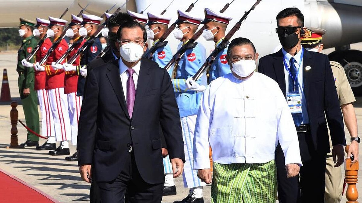  Cambodian Prime Minister Hun Sen, left, with Myanmar Foreign Minister Wunna Maung Lwin.
