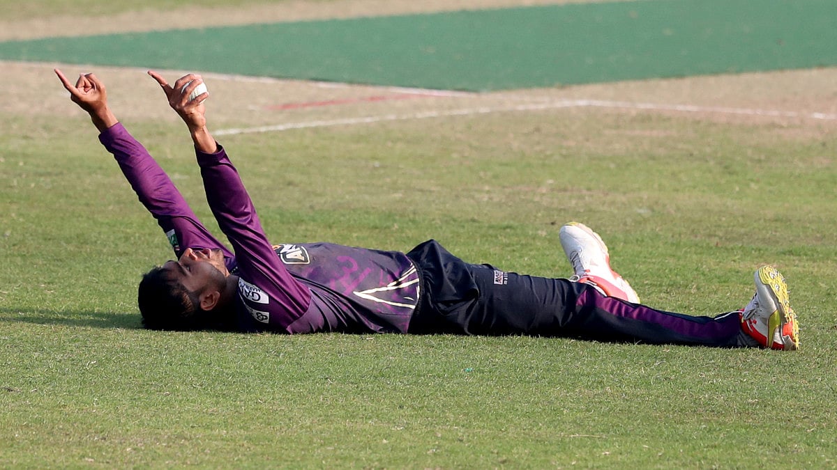 Mehidy Hasan celebrates after leading Chattogram Challengers to win over Khulna Tigers in BPL 2022.
