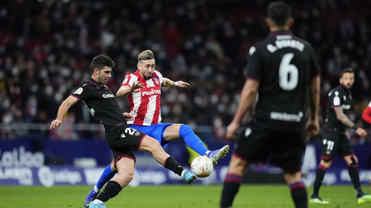 Levante's Gonzalo Melero (L) and Atletico Madrid's Hector Herrera fight for ball in a La Liga match.
