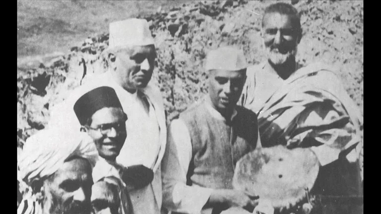 KM Ashraf (in glasses) with Nehru and others. - null