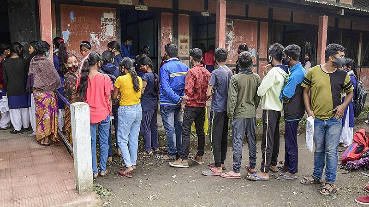 People queue up for vaccination, Covid cases in Kerala, Covid in Kerala, Covid deaths in Kerala, Vaccination