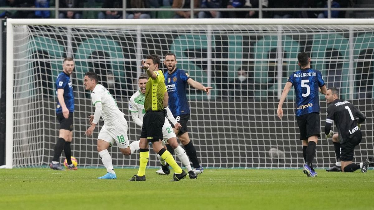 Sassuolo's Giacomo Raspadori (second from left) celebrates after scoring against Inter Milan.