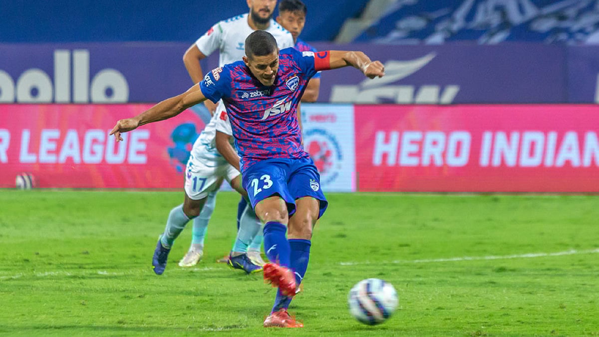 Bengaluru FC's Cleiton Silva scores from the spot against Odisha FC during their ISL 2021-22 match.