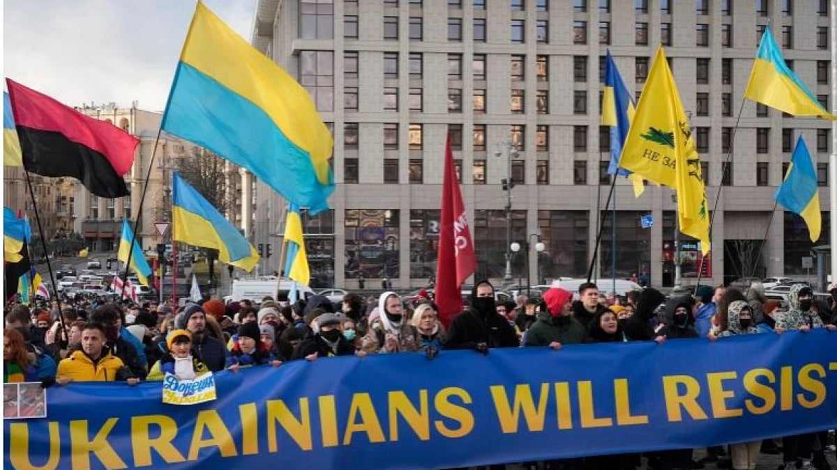 Waving flags and singing the national anthem, thousands of Ukrainians braved the winter cold.