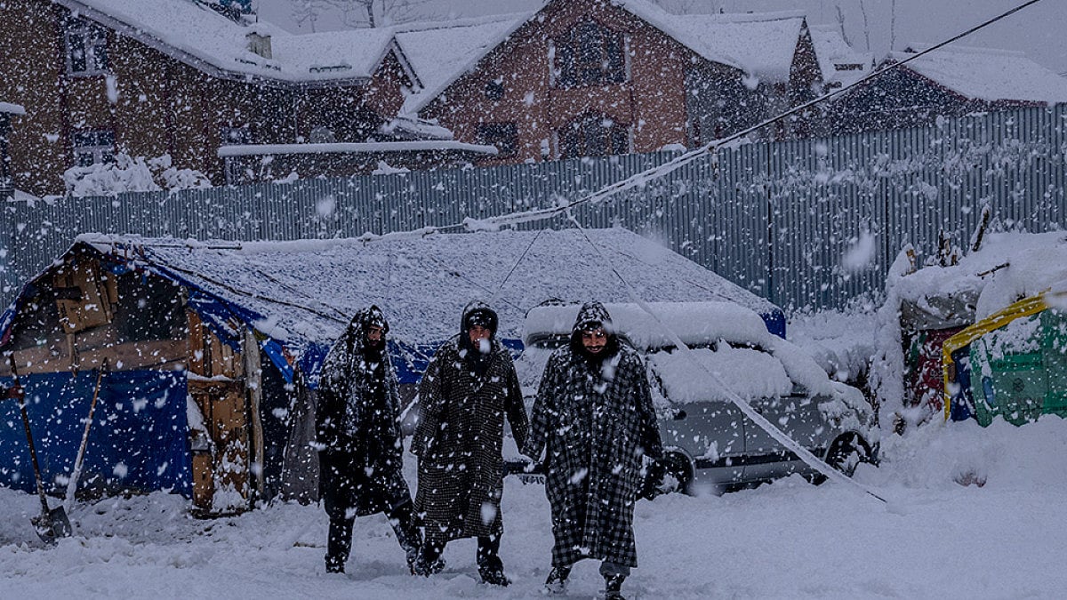 Missing Kashmiri, Army rescue mission, Heavy snowfall