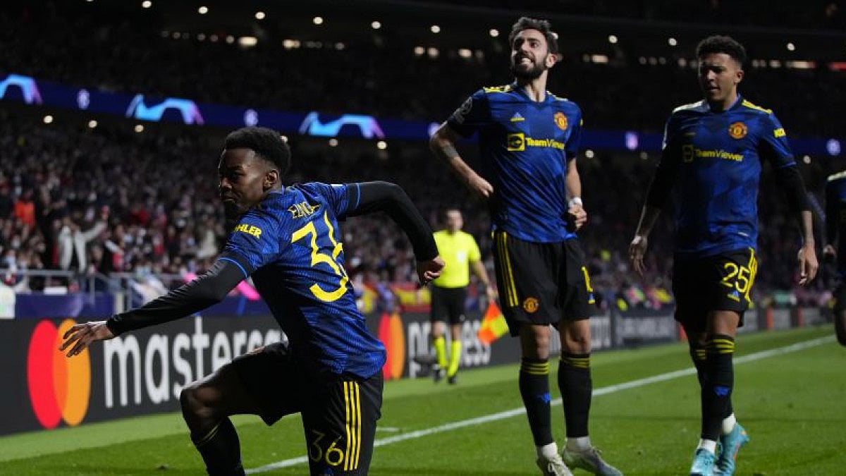 Manchester United's Anthony Elanga (L) celebrates after scoring Vs Atletico Madrid in UCL 2021-22.