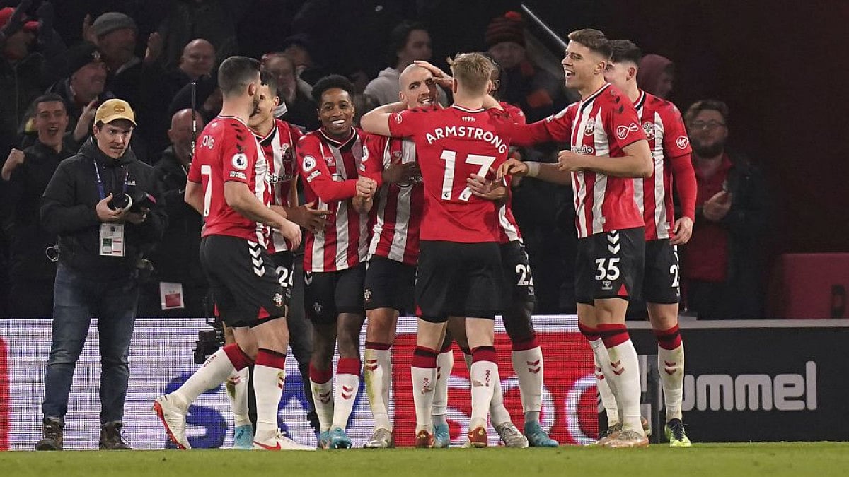 Southampton's Oriol Romeu (center) celebrates with teammates after scoring Vs Norwich City in EPL.