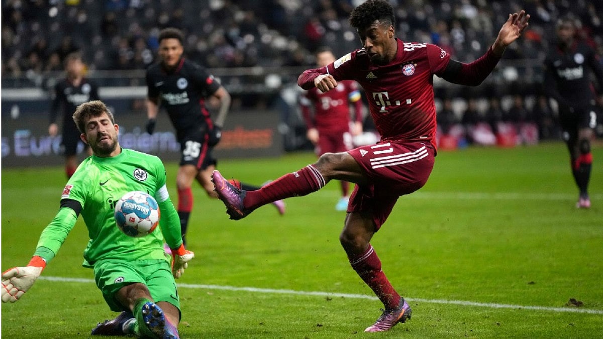 Bayern Munich's Kingsley Coman shoots the ball in Bundesliga 2021-22 against Eintracht Frankfurt.