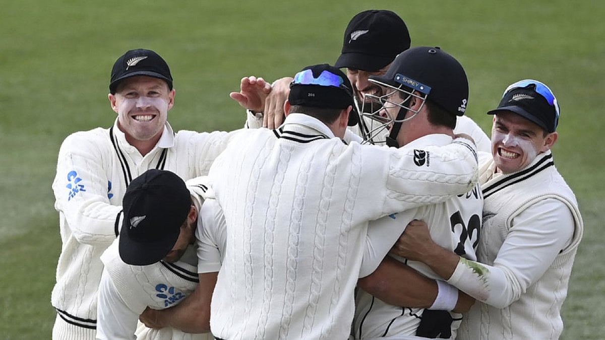 New Zealand cricketers celebrate the wicket of South Africa's Rassie van der Dussen.
