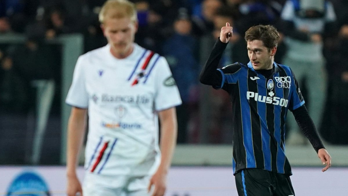 Atalanta's Aleksei Miranchuk (R) after scoring against Sampdoria in Serie A 2021-22. 