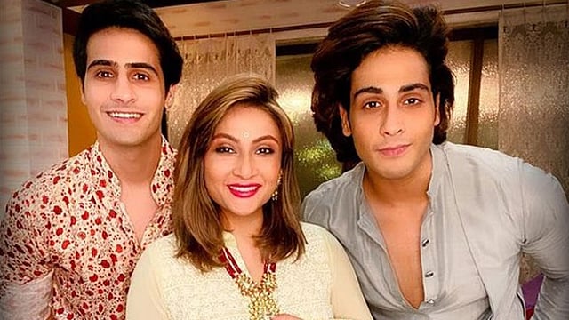 Urvashi Dholakia Tears Up Recalling  How She Didn't Have ₹1500 For Her Son's School Fees