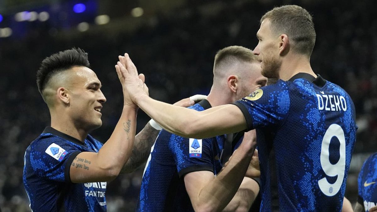 Inter Milan's Edin Dzeko (R) celebrates with Lautaro Martinez after scoring Vs Salernitana.