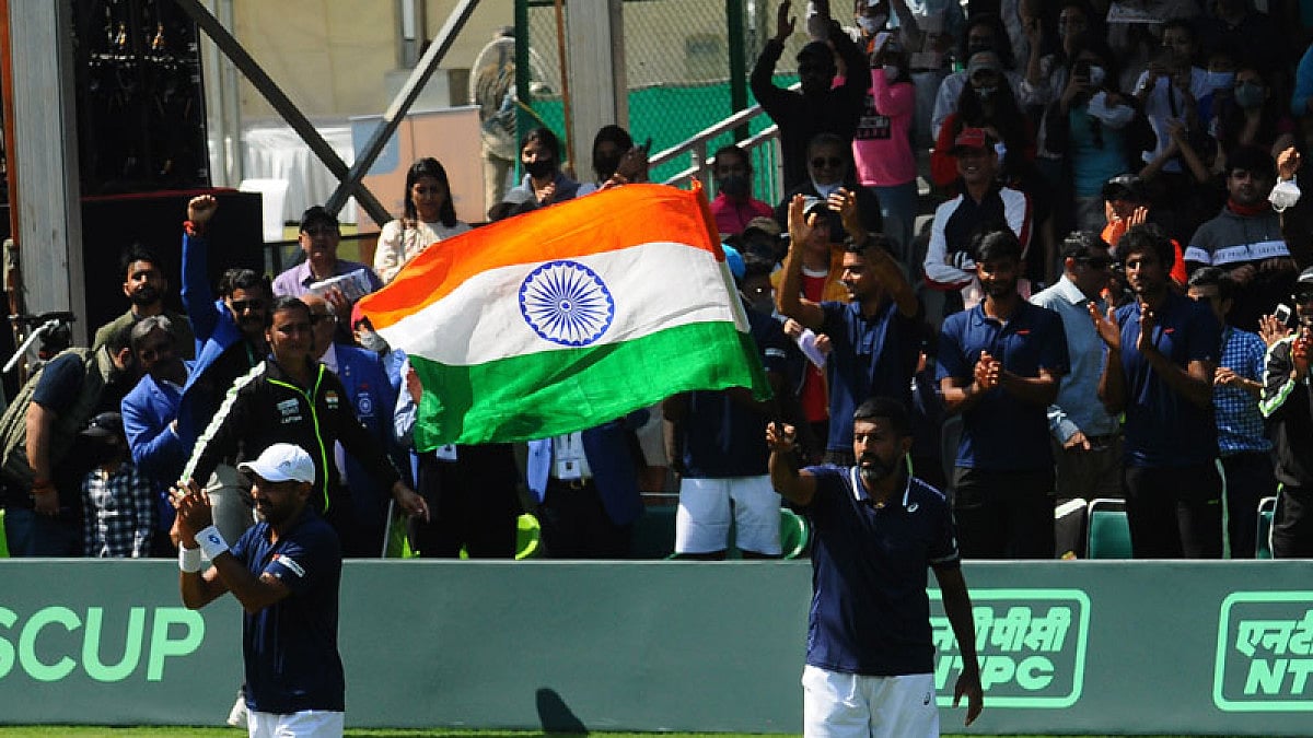 Divij Sharan, left, and Rohan Bopanna after beating their doubles match.