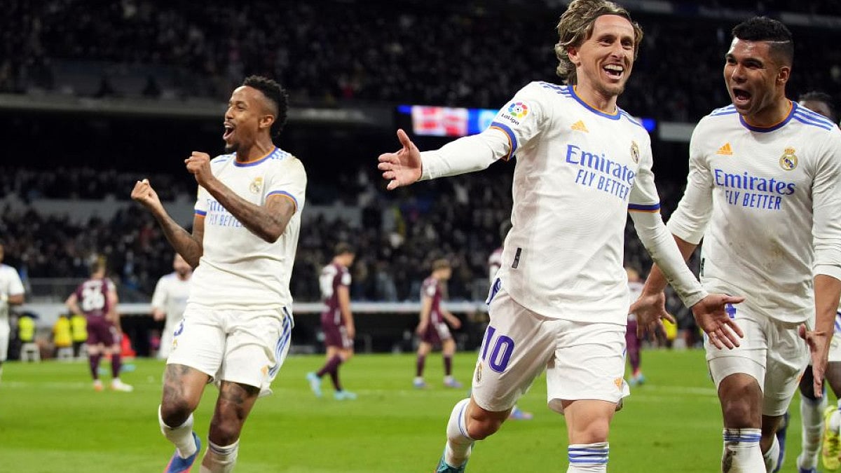 Real Madrid's Luka Modric (2R) celebrates after scoring in La Liga 2021-22 match Vs Real Sociedad.