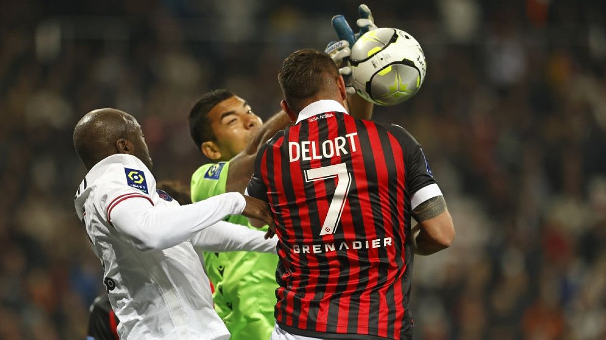 Nice's Andy Delort challenges for the ball during his side’s Ligue 1 2021-22 match against PSG.