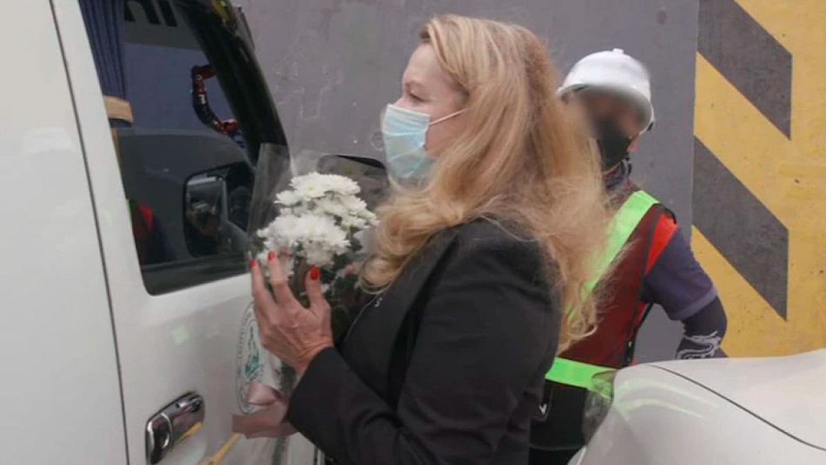 The 'German' woman talking to the driver of the ambulance van carrying Shane Warne's body.