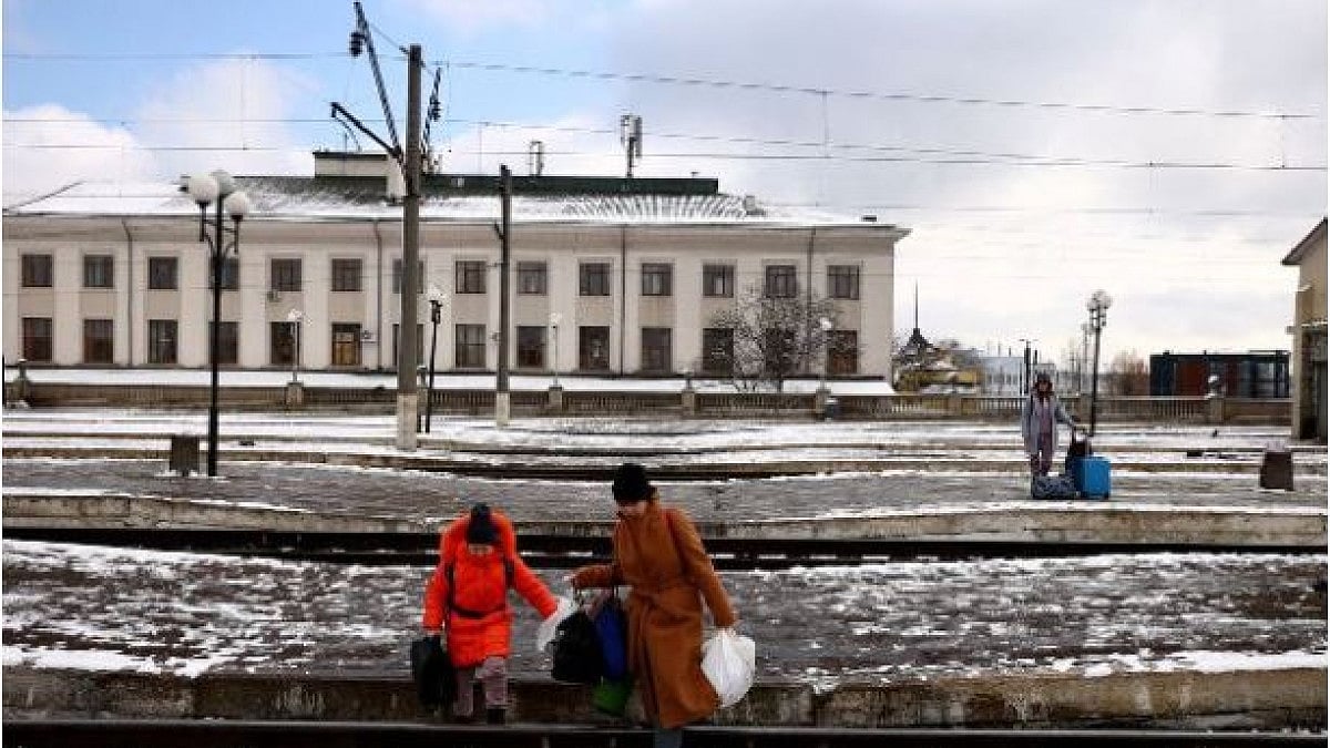 People cross railway tracks to reach border in Ukraine. (Representative image)