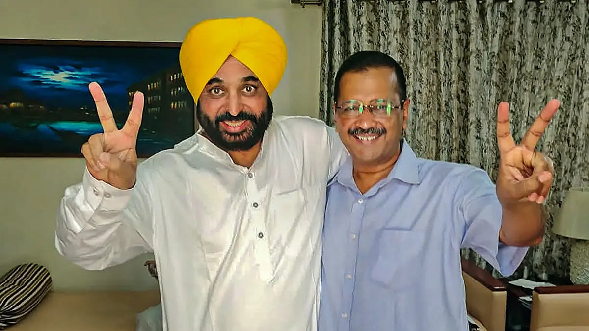 Delhi CM Arvind Kejriwal and AAP's Chief Ministerial candidate Bhagwant Mann flash the victory sign