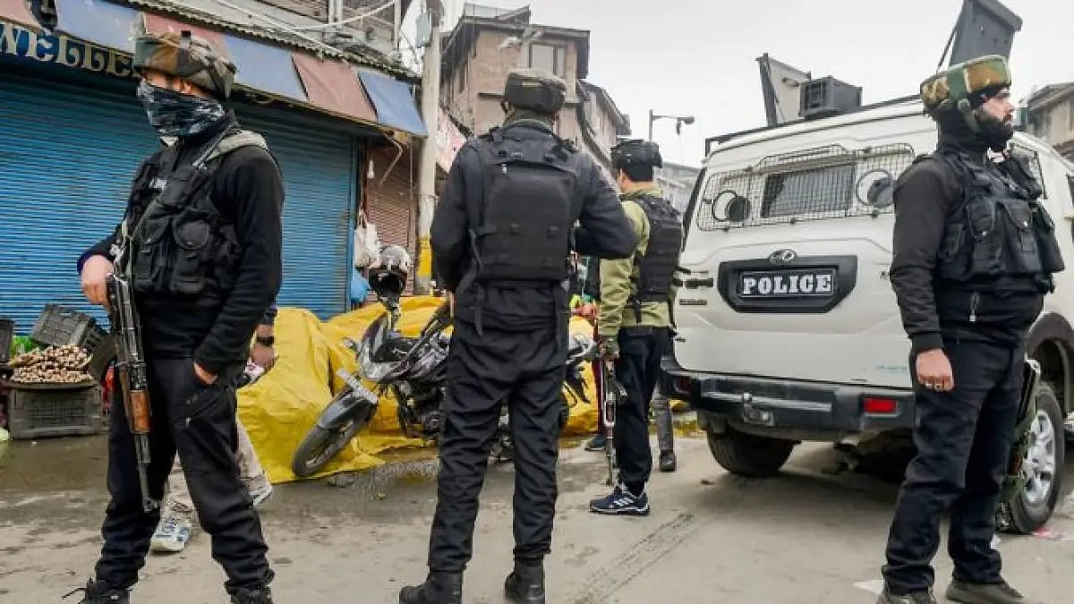 Security forces stand on guard in Srinagar locality.(File photo-Representational image)