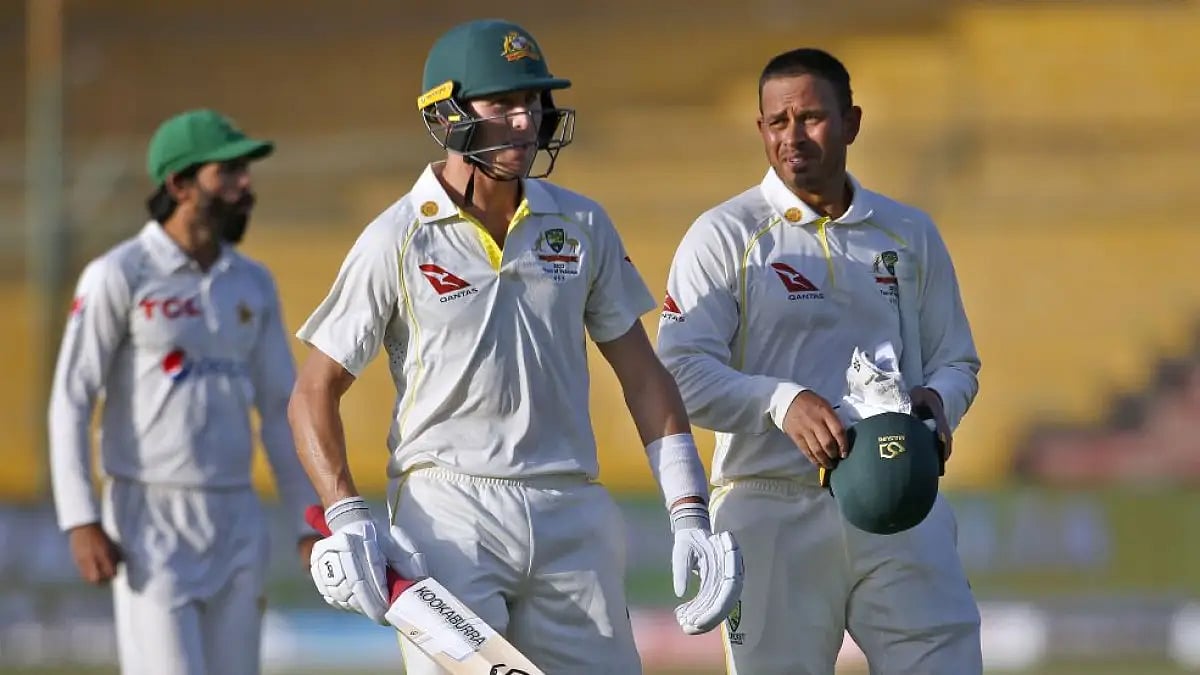 Australia's Usman Khawaja (R) and Marnus Labuschagne walk back to pavilion at end of play on Day 3.