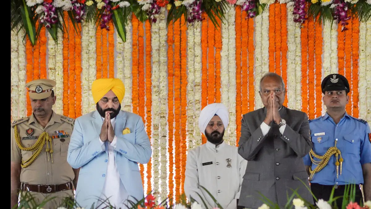 AAP leader Bhagwant Mann with Punjab Governor Banwarilal Purohit during his oath-taking ceremony